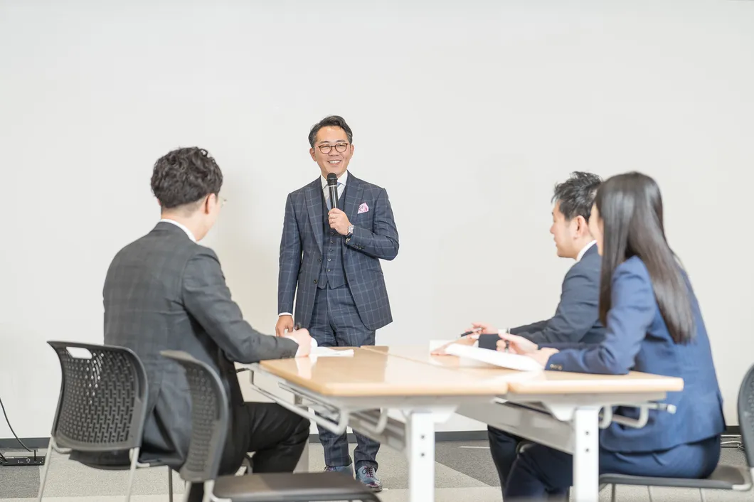会議室で複数人が打ち合わせをしている様子