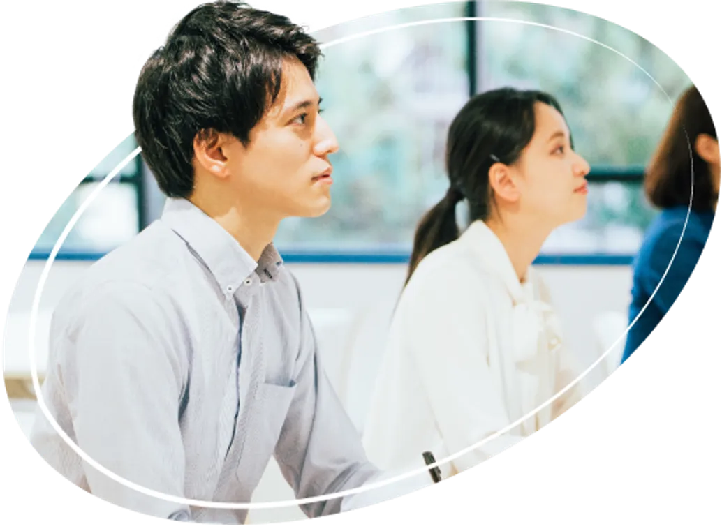 男性社員と女性社員が話を聞いている様子