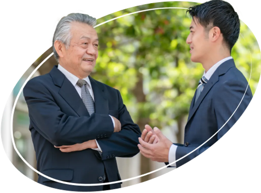 管理職の男性と男性社員が会話している写真