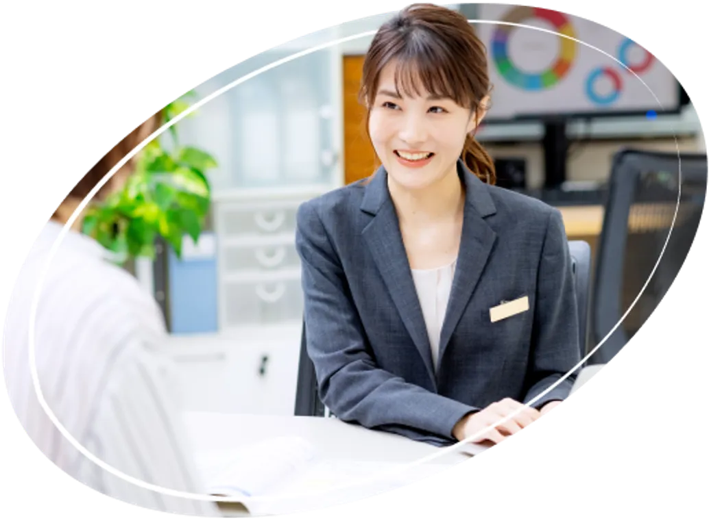 明るい表情でヒアリングを行うスーツ姿の女性