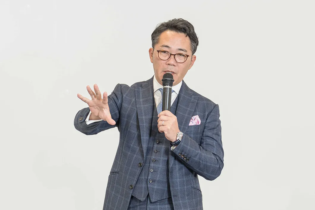 株式会社PDCAの学校の代表取締役 浅井 隆志が真剣な表情で説明をしている様子