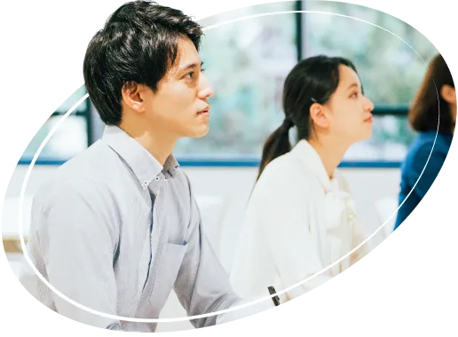 男性社員と女性社員が話を聞いている写真