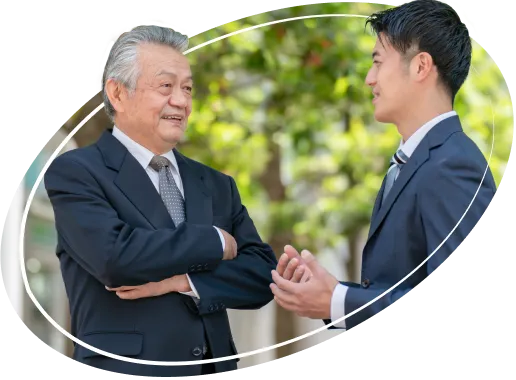 管理職の男性と男性社員が会話している写真