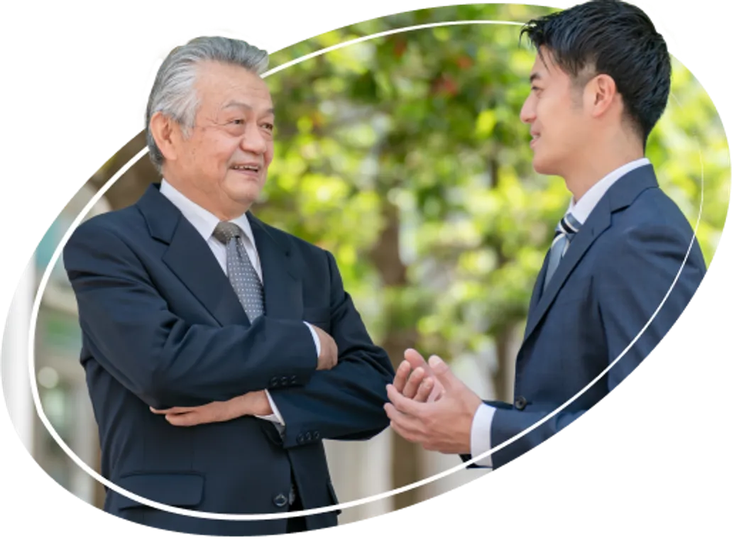 管理職の男性と男性社員が会話している様子